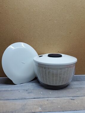 Clear OXO Good Grips Large” Salad Spinner 10-1/2 With lid